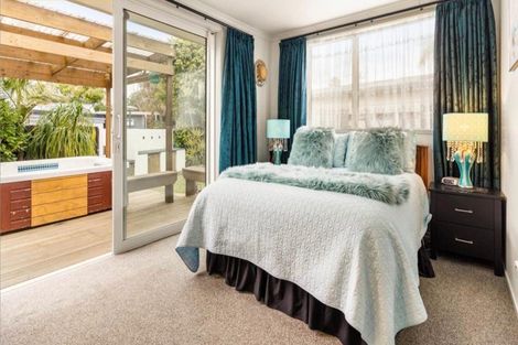 Photo of property in 12 Quo Vadis Place, Red Beach, 0932