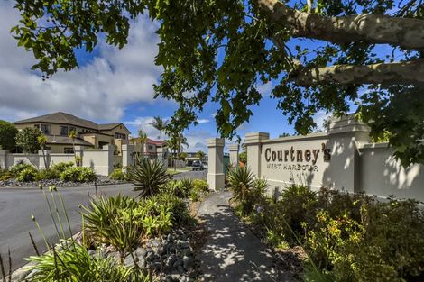 Photo of property in 15 Courtneys, West Harbour, Auckland, 0618