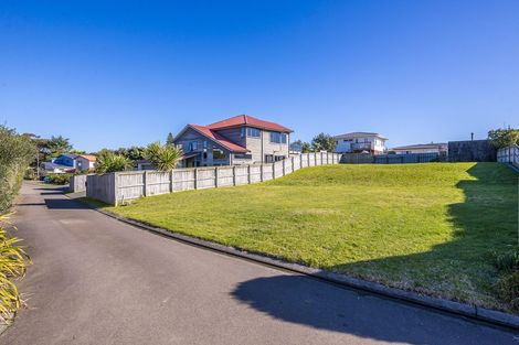 Photo of property in 17 Metzenthin Close, Raumati South, Paraparaumu, 5032