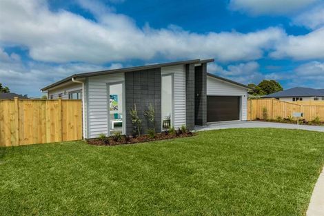 Photo of property in 8 Sir Lincoln Drive, Kumeu, 0810