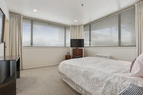 Photo of property in 1a/171 Hurstmere Road, Takapuna, Auckland, 0622