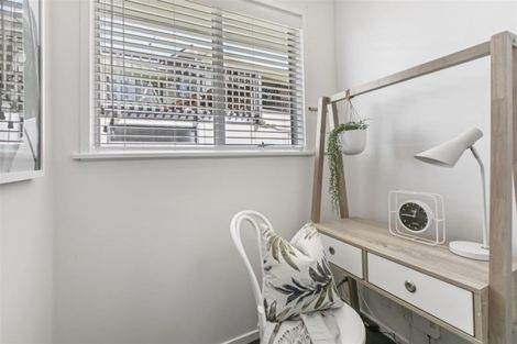 Photo of property in 52 Ravenwood Drive, Forrest Hill, Auckland, 0620