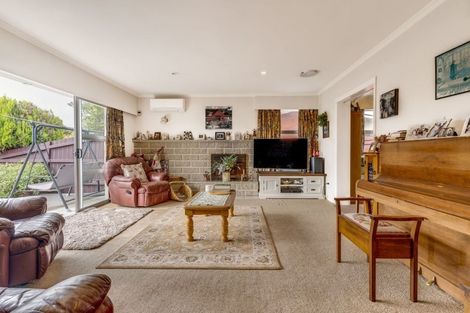 Photo of property in 17 Rosedale Place, Avonhead, Christchurch, 8042