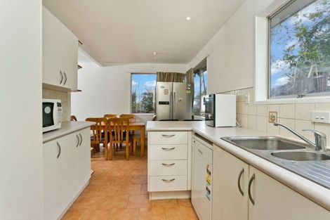 Photo of property in 2/12 Wanita Place, Totara Vale, Auckland, 0629