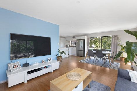 Photo of property in 21 Red Beach Road, Red Beach, 0932