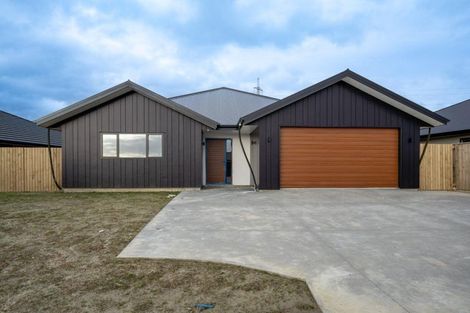 Photo of property in 44 Sardinia Grove, Fitzherbert, Palmerston North, 4410