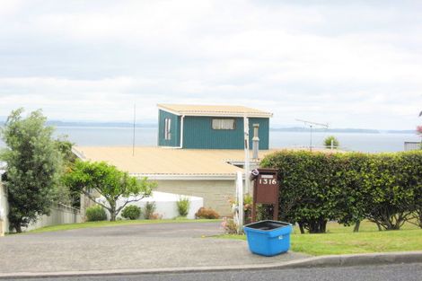 Photo of property in 1316 Whangaparaoa Road, Army Bay, Whangaparaoa, 0930