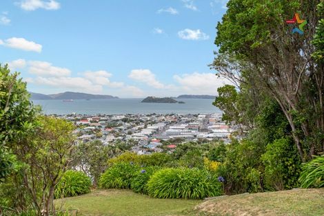 Photo of property in 20 Walnut Way, Maungaraki, Lower Hutt, 5010