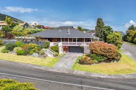 Photo of property in 2 Amokura Street, Waikanae, 5036