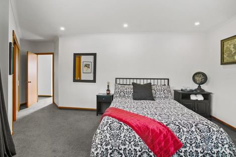 Photo of property in 8 Spencer Place, Merrilands, New Plymouth, 4312