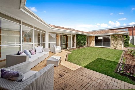 Photo of property in 2 Pendene Place, Forrest Hill, Auckland, 0620