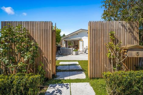 Photo of property in 5 Chevron Place, Castor Bay, Auckland, 0620