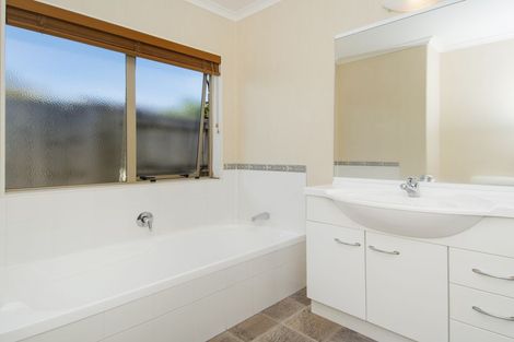 Photo of property in 19 Mcleod Place, Papamoa Beach, Papamoa, 3118