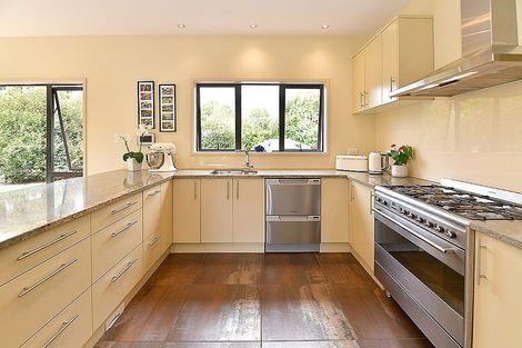 Photo of property in 15 Koraha Road, Kumeu, 0892