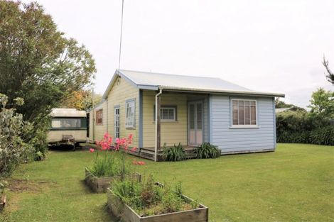 Photo of property in 16 Punga Street, Tangimoana, 4822