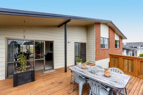 Photo of property in 100 Heta Road, Highlands Park, New Plymouth, 4312