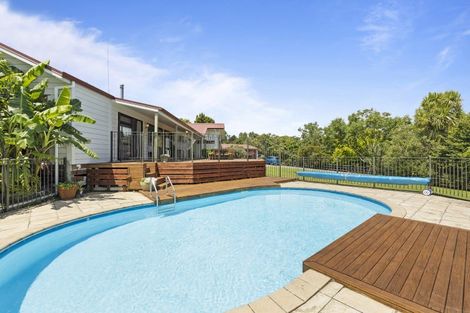 Photo of property in 132 Motu Road, Kumeu, 0891