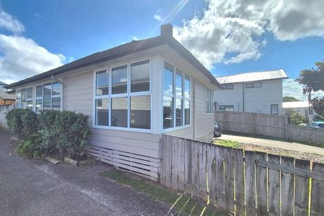 Photo of property in 20 Farnborough Crescent, Mangere, Auckland, 2022
