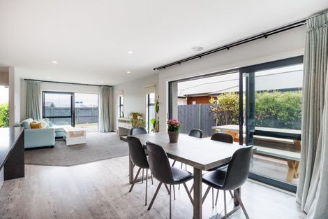 Photo of property in 30 Atlantic Drive, Fitzherbert, Palmerston North, 4410