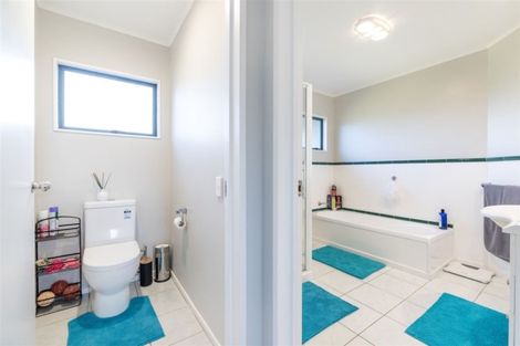 Photo of property in 3 Opal Close, Rosedale, Auckland, 0632