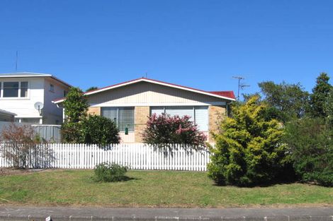 Photo of property in 3/115 Mcleod Road, Te Atatu South, Auckland, 0610