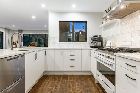 Photo of property in 8 Tararua Close, Aotea, Porirua, 5024