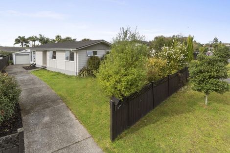 Photo of property in 32 Allington Road, Massey, Auckland, 0614