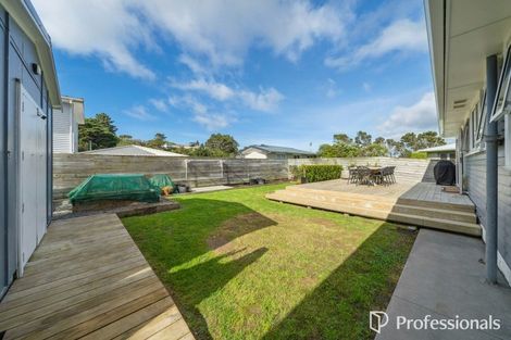 Photo of property in 19 Turville Crescent, Newlands, Wellington, 6037