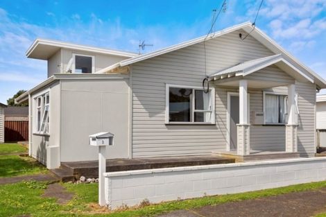 Photo of property in 3 Rainsford Street, Moturoa, New Plymouth, 4310