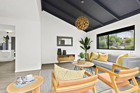 Photo of property in 1/663a Beach Road, Rothesay Bay, Auckland, 0630