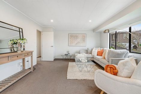 Photo of property in 2/15 Exeter Place, Unsworth Heights, Auckland, 0632
