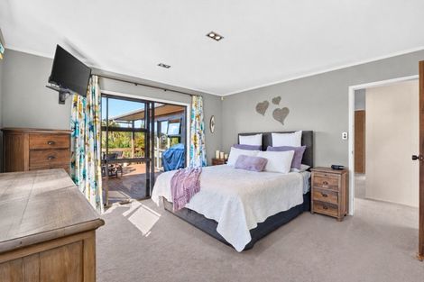 Photo of property in 4 Valdese Rise, Browns Bay, Auckland, 0630