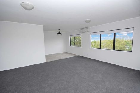 Photo of property in 1/84 Totaravale Drive, Totara Vale, Auckland, 0629