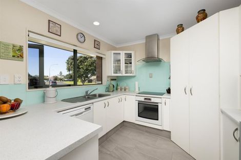 Photo of property in 81 Romana Crescent, Papamoa Beach, Papamoa, 3118