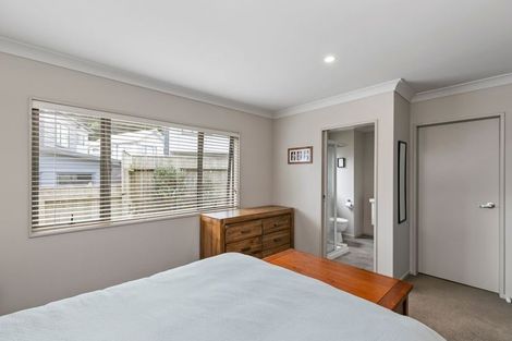 Photo of property in 61 Glanmire Road, Newlands, Wellington, 6037