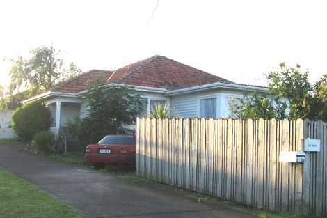 Photo of property in 2/263 Glenfield Road, Hillcrest, Auckland, 0627