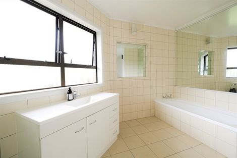 Photo of property in 98 Grande Vue Road, Hillpark, Auckland, 2102