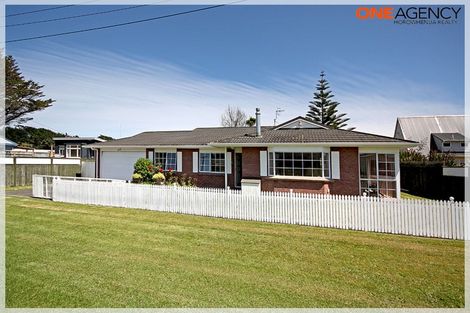Photo of property in 1 Chrystal Street, Foxton Beach, Foxton, 4815