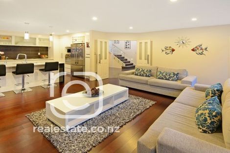 Photo of property in 16 Lakeridge Close, Northcross, Auckland, 0632
