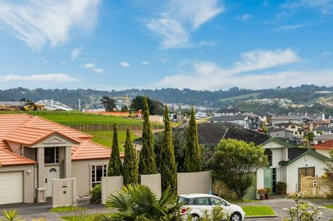 Photo of property in 5 Maidstone Place, Oteha, Auckland, 0632