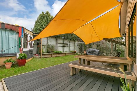 Photo of property in 2/21 Tahu Crescent, Sunnynook, Auckland, 0620