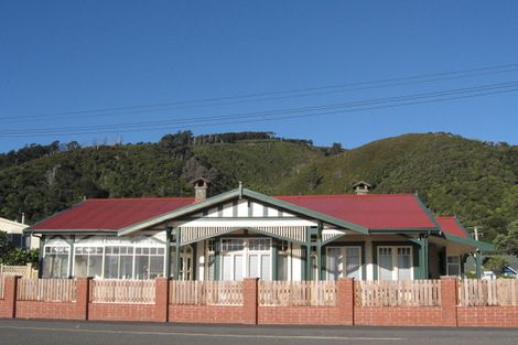 Photo of property in 111 Marine Parade, Eastbourne, Lower Hutt, 5013