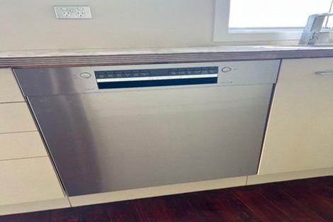 Photo of property in 68 Beach Road, Mellons Bay, Auckland, 2014