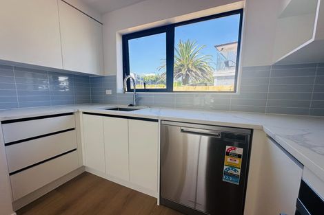 Photo of property in 1/1088 Beach Road, Torbay, Auckland, 0630