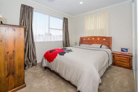 Photo of property in 34 Easton Park Parade, Glenfield, Auckland, 0629