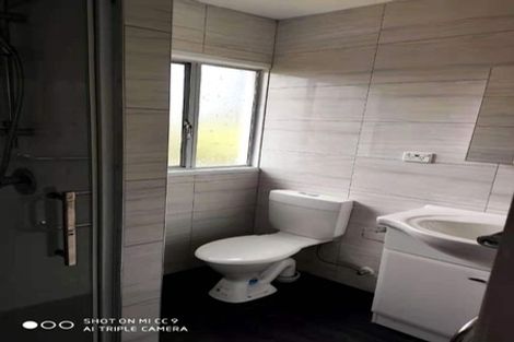 Photo of property in 2/15 Trojan Crescent, New Lynn, Auckland, 0600