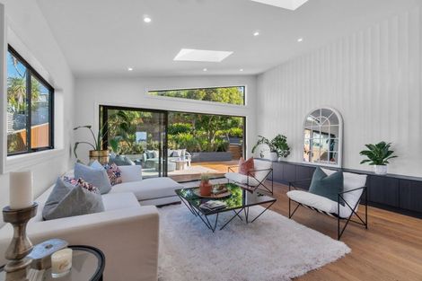 Photo of property in 2/21 Eastcliffe Road, Castor Bay, Auckland, 0620