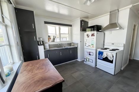 Photo of property in 660 Featherston Street, Roslyn, Palmerston North, 4414