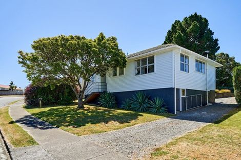 Photo of property in 46 Beauzami Crescent, Ascot Park, Porirua, 5024