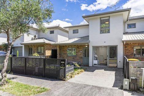 Photo of property in 33 Verdale Circle, Glen Eden, Auckland, 0602